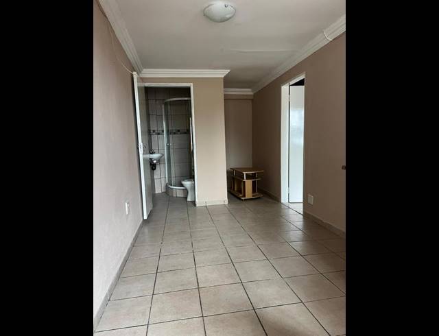 1 BEDROOM PROPERTY TO RENT IN LOMBARDY EAST